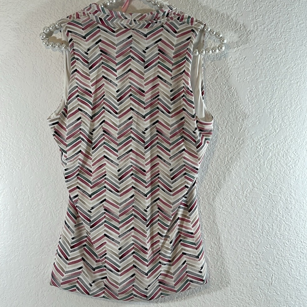 White House Black Market Shirred Tank Blouse Chevron Pattern Sleeveless NWT Sz M - Picture 4 of 10